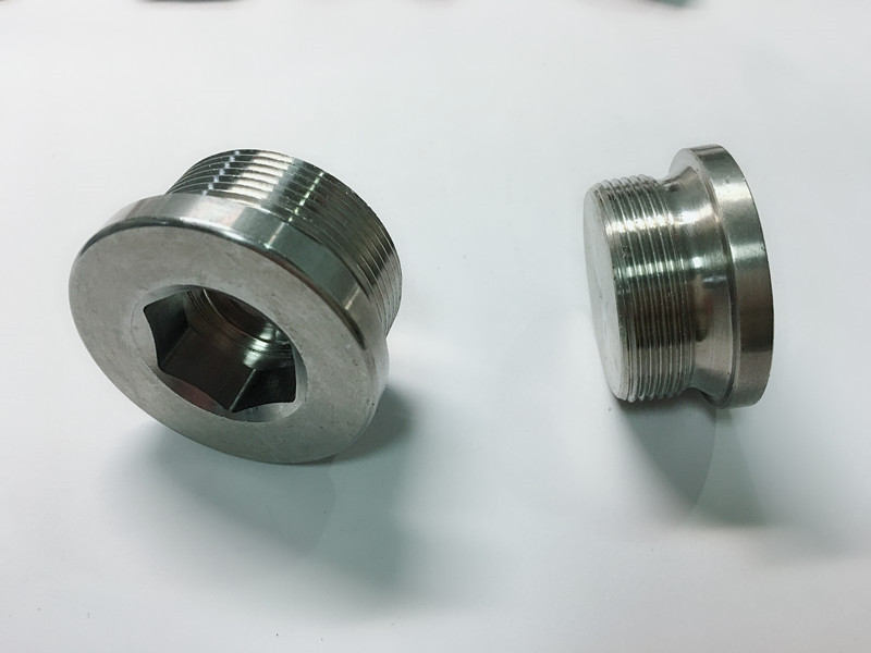 zákazková skrutka z nehrdzavejúcej ocele s krúžkom na kľúče ss